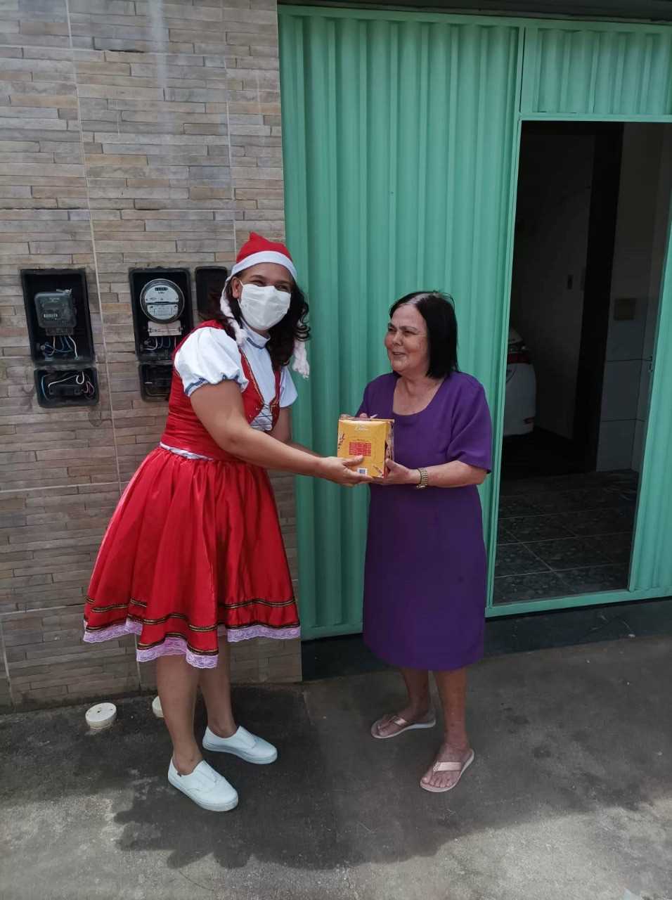 Camacã: Secretaria de Assistência Social distribui Panettone para os idosos